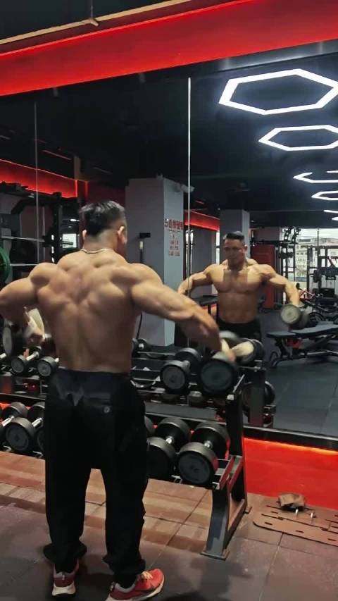 黑皮肌肉猛男哑铃侧平举练巨肩