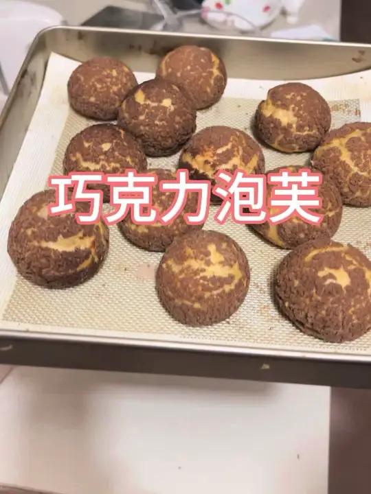 不会失败的巧克力泡芙做法来啦