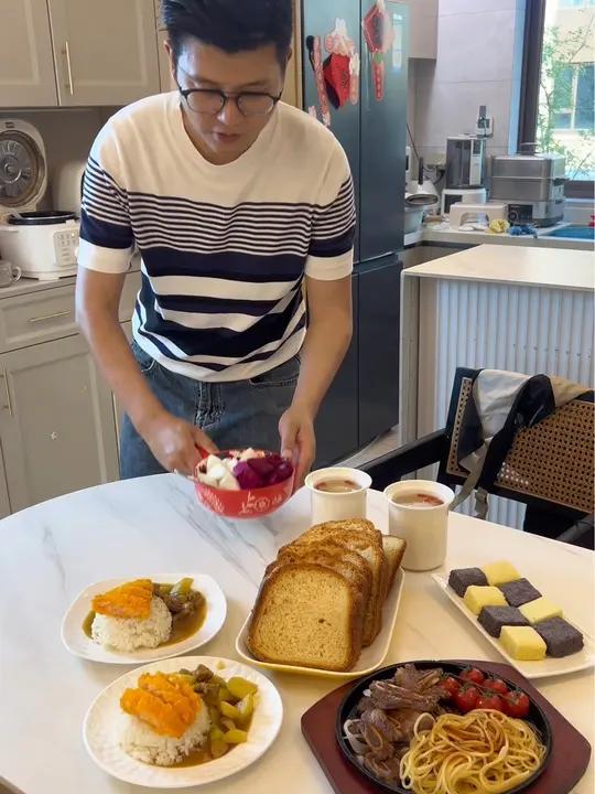 早起给家人做早餐 今天做了吐司面包 咖喱鸡饭 还有牛仔股 爱就是一起吃好多好多顿饭 会下厨