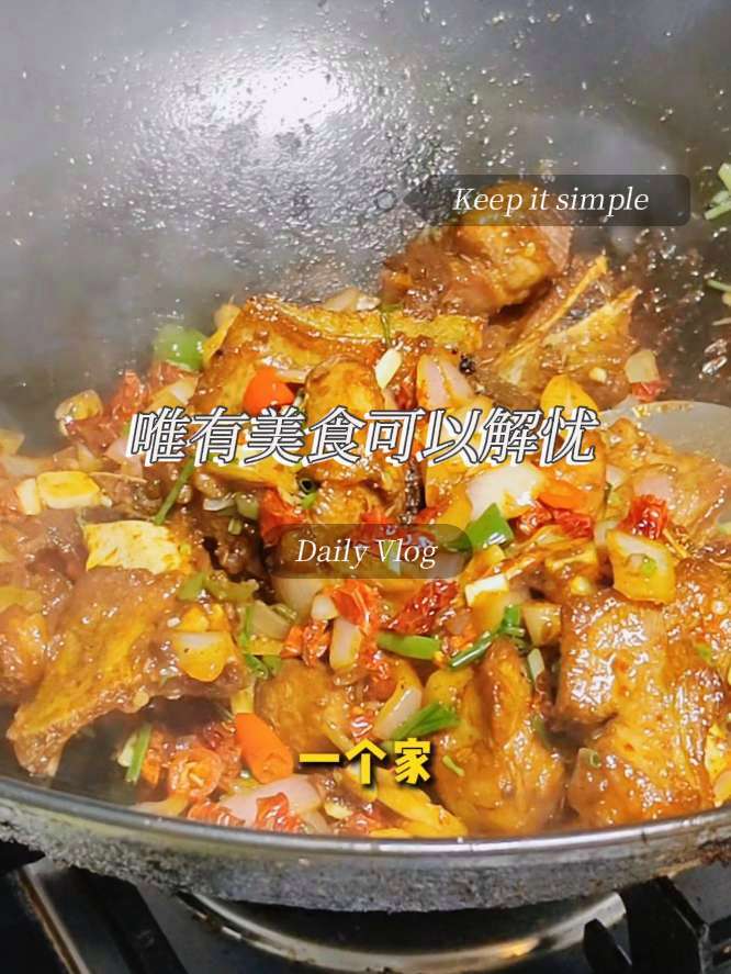 一年四季,一日三餐,享受平凡生活  毛姆在《月亮与六便士》里写道:“我拼尽全力,过着平凡的