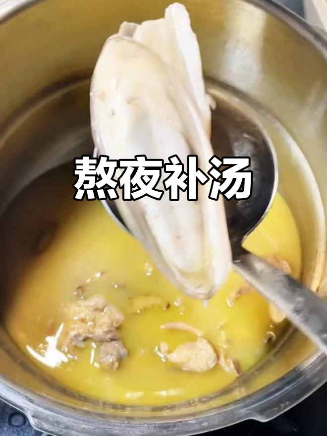 熬夜必备汤,墨鱼土鸡炖煮,香气扑鼻,滋补又美味