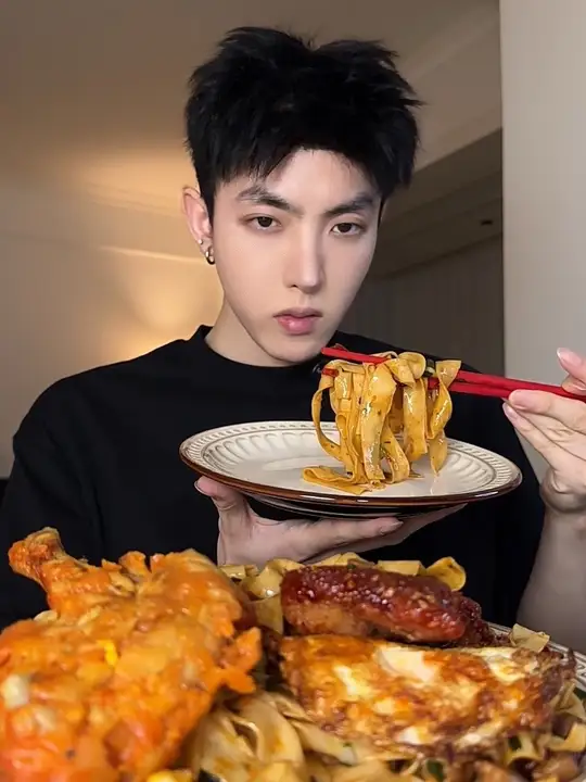 新疆辣皮子肉拌面，奥尔良大鸡腿