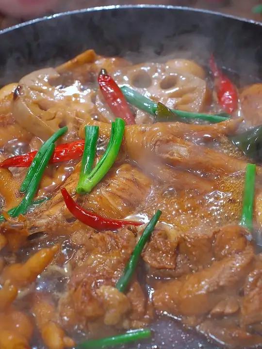 马上就过年了，自己在家也能轻松卤一锅卤味，做法简单还软烂入味