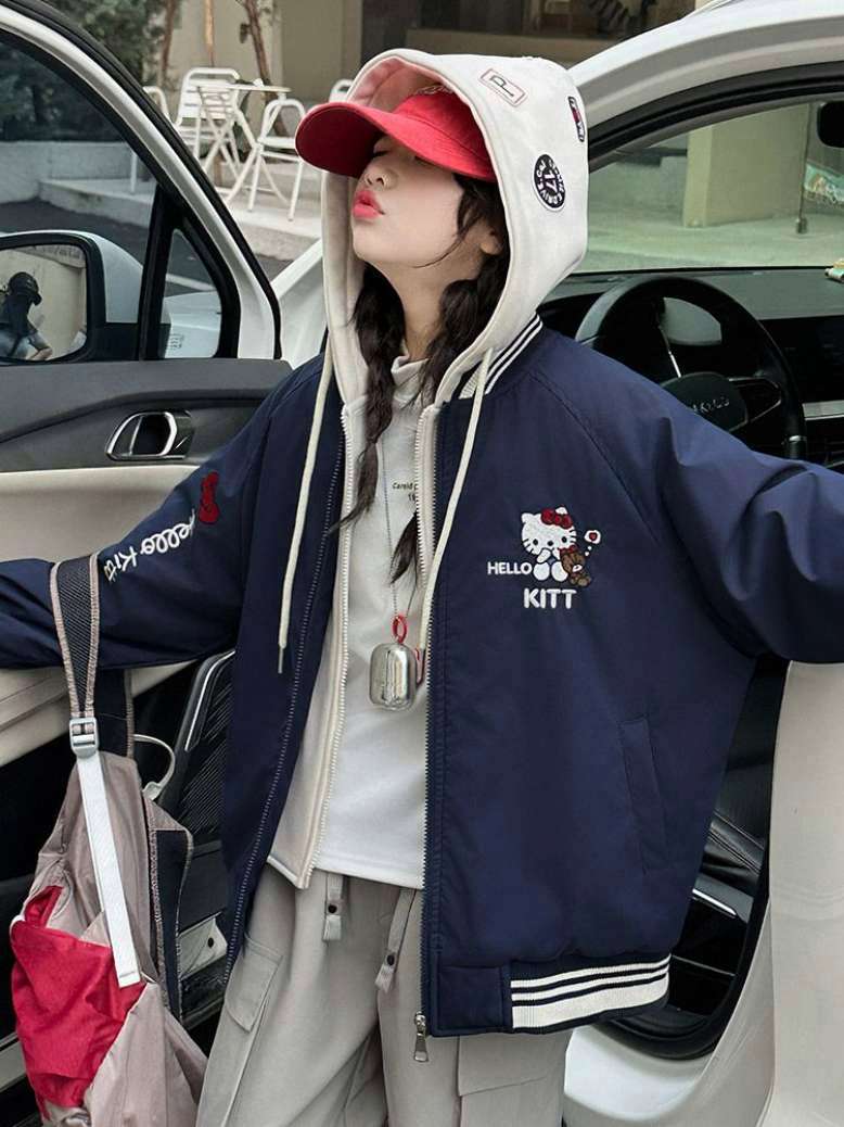 藏蓝Hello Kitty假两件夹棉外套,甜酷少女的冬日暖心之选 这款假两件夹棉外套设计感