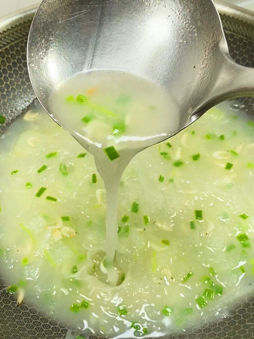 冬瓜粉丝汤这样做,汤鲜味美,老好喝啦