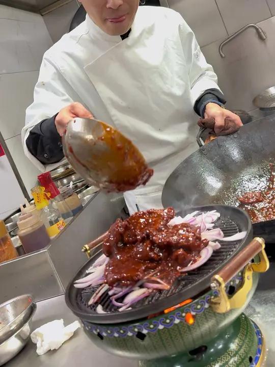 牛里脊肉排腌制(西冷)准备切好的牛排 5斤用松肉锤,锤松备用。调味料:食粉10克 嫩肉粉1