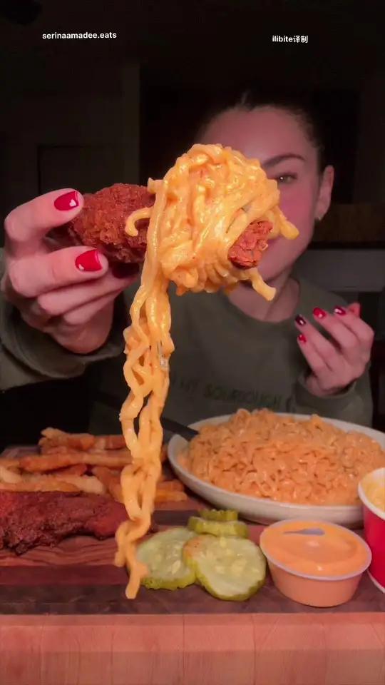 温声细语地吃炸鸡配火鸡面「tt:serinaamadee.eats」
