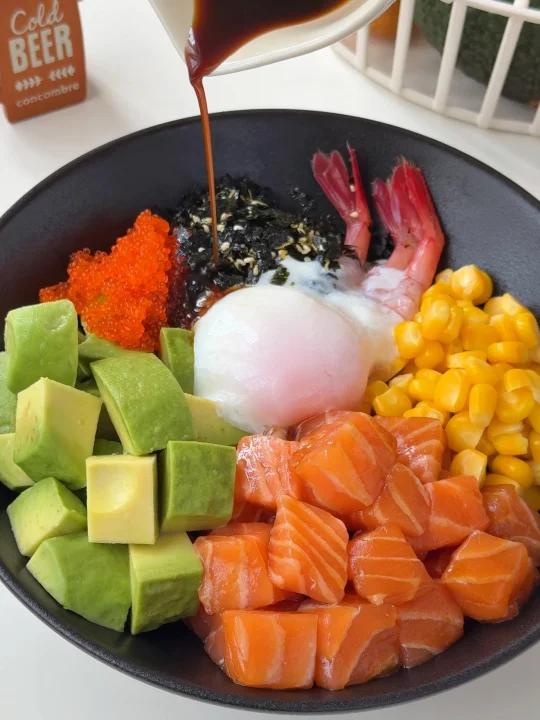 夏日清爽料理三文鱼牛油果拌饭一口沦陷