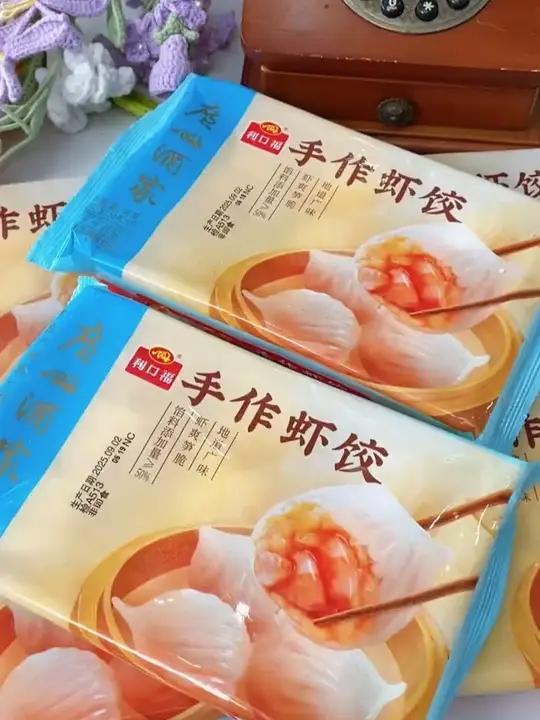 这个 广州酒家水晶虾饺我们家一直再回购!晶莹剔透的表皮,里面包裹着俩只完整的鲜虾,一口下去