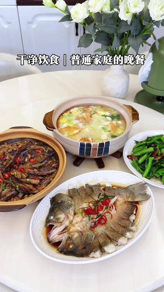 普通家庭的晚餐!今日食谱:清蒸鲈鱼|肉末粉丝茄子煲|五花肉炒芥菜心|鸡蛋豆腐白菜汤