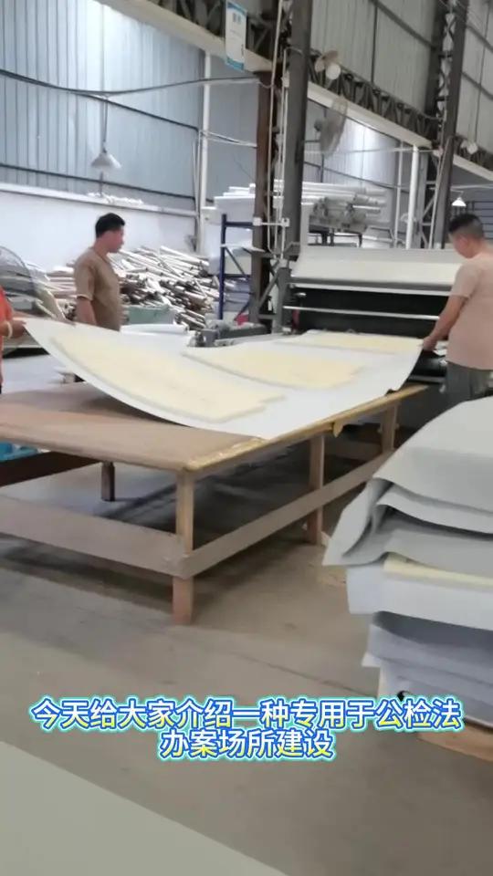 今天给大家介绍一种专用于公检法办案场所建设改造墙面装饰材料—纳米棉软包(也叫聚乙烯棉软包)