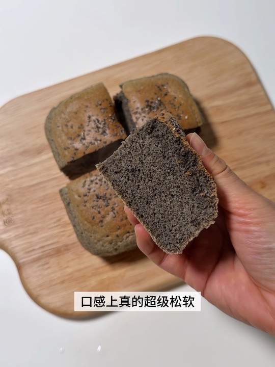 热量仅三个鸡蛋的黑芝麻古早小蛋糕，0糖油0面粉低卡