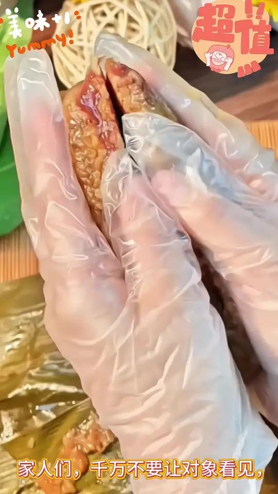 8只每只有200克的大肉粽，分量特别足，里面的馅料更棒，用了五花肉和黑猪肉，还加上蛋黄，一
