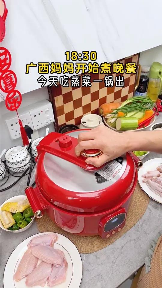 18：30广西妈妈开始煮晚餐，今天吃苦瓜黄豆鸡爪汤和板栗鸡翅 不用炒菜，没有油烟，营养健康