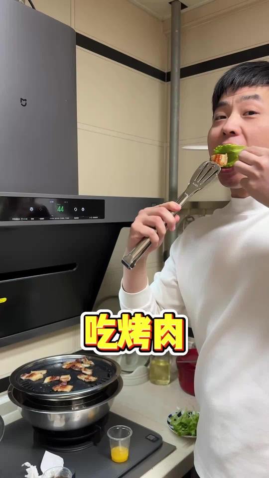 回家撞见三人躲厨房开心吃烤肉，还挺聪明