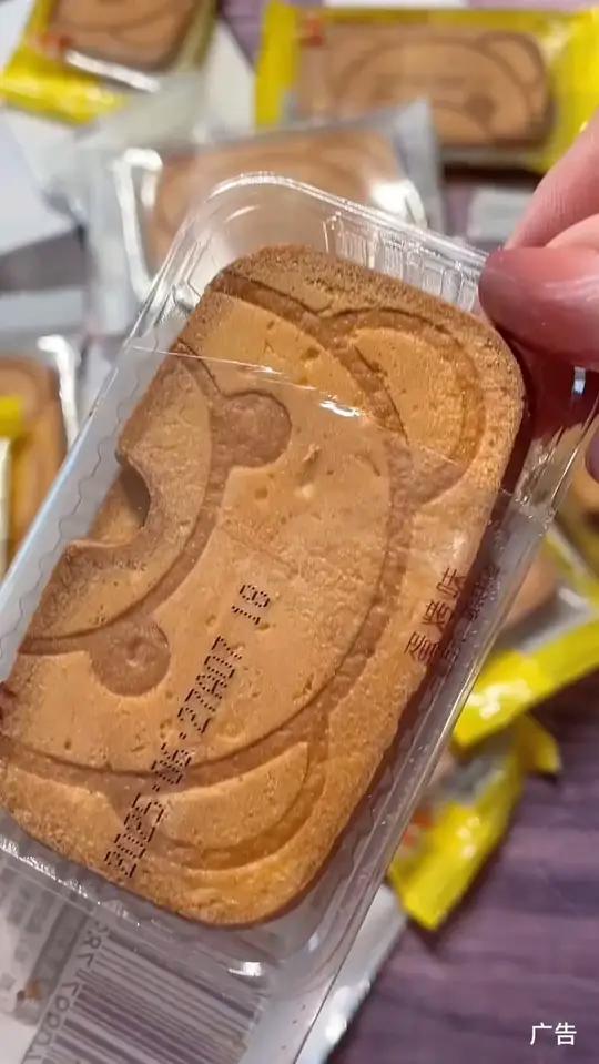 怎么会有这么宝藏的饼干啊,配料表干净,可爱小熊造型,有蛋烤和蜂蜜黄油两个口味,酥酥脆脆真的