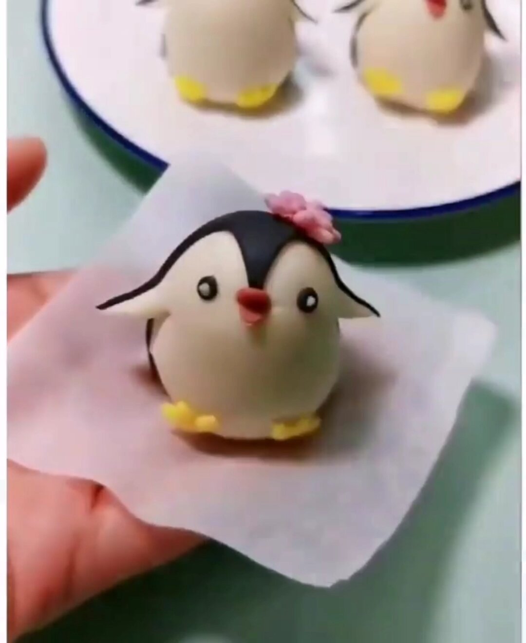 用粘土做一只萌宠可爱的小企鹅