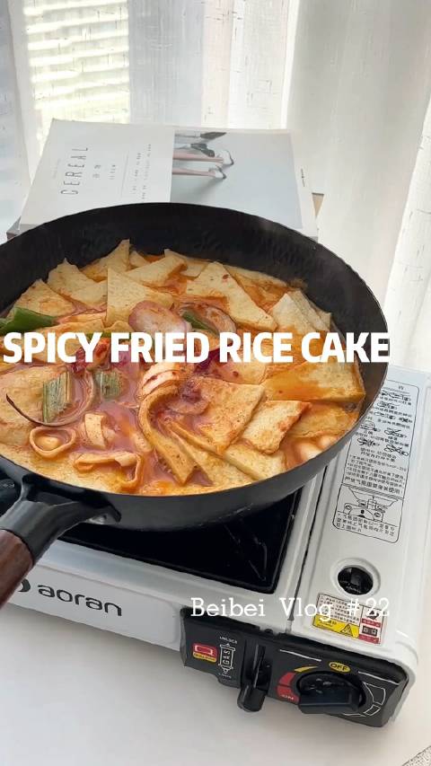 中午吃什么「鱼饼炒年糕」你们知道吗?炒年糕其实是煮出来的,而且是不加一滴油的那种~温火慢炖