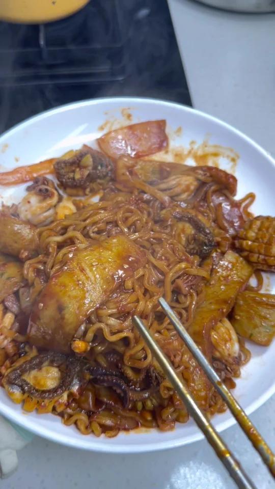 谁能拒绝深夜的海鲜炒火鸡面!