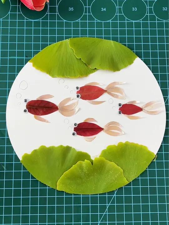 落叶创意画 用树叶画的荷叶和金鱼,栩栩如生太好看啦 亲子手工 树叶贴画 秋天的落叶手工 幼