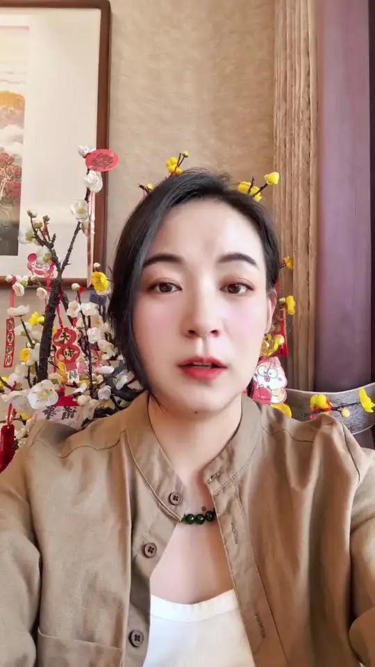 这种现象终于有人说了,为什么不允许服务员坐下,真的忙到脚不沾地的时候也就算了,那么没有客人