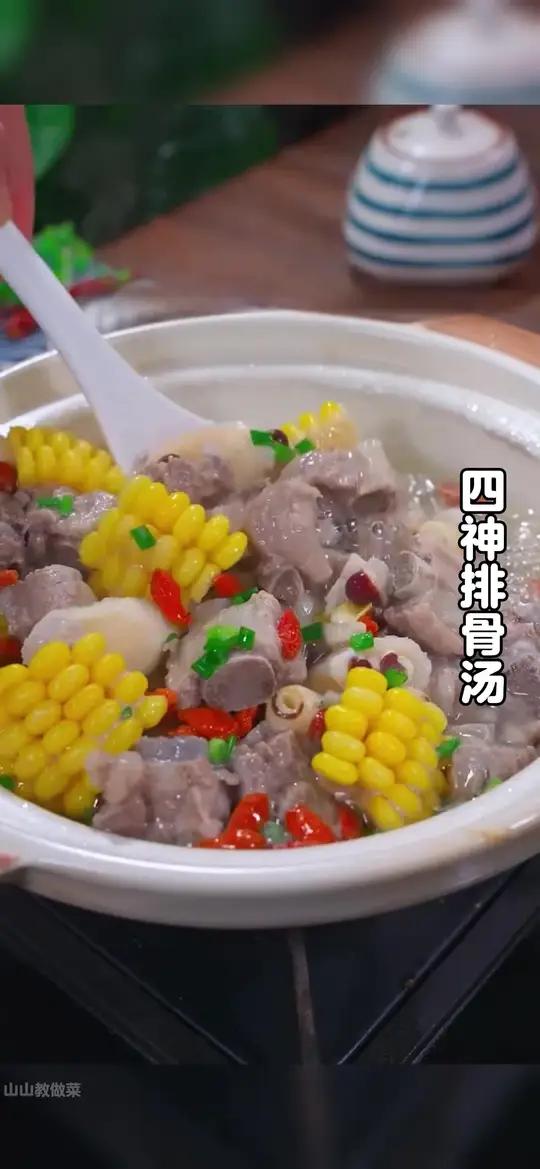孩子孩子容易出汗，我周末都会做几次这个四神排骨汤，做法简单，好喝又营养。煲汤排骨汤