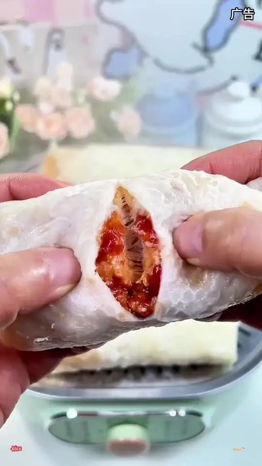 早餐的包子馒头吃腻了～可以尝尝皇家小虎家的墨西哥鸡肉卷:外面是劲道的饼皮~里面包裹着满满鲜
