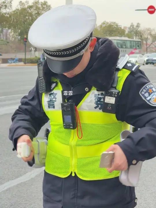 卷卷警官这警用腰带不知道有多重哦,里面还有个打印机呢#致敬人民警察 #又帅又酷 #执勤 #