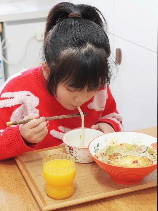 小学生早餐,榨菜肉丝米粉可以原地开店了