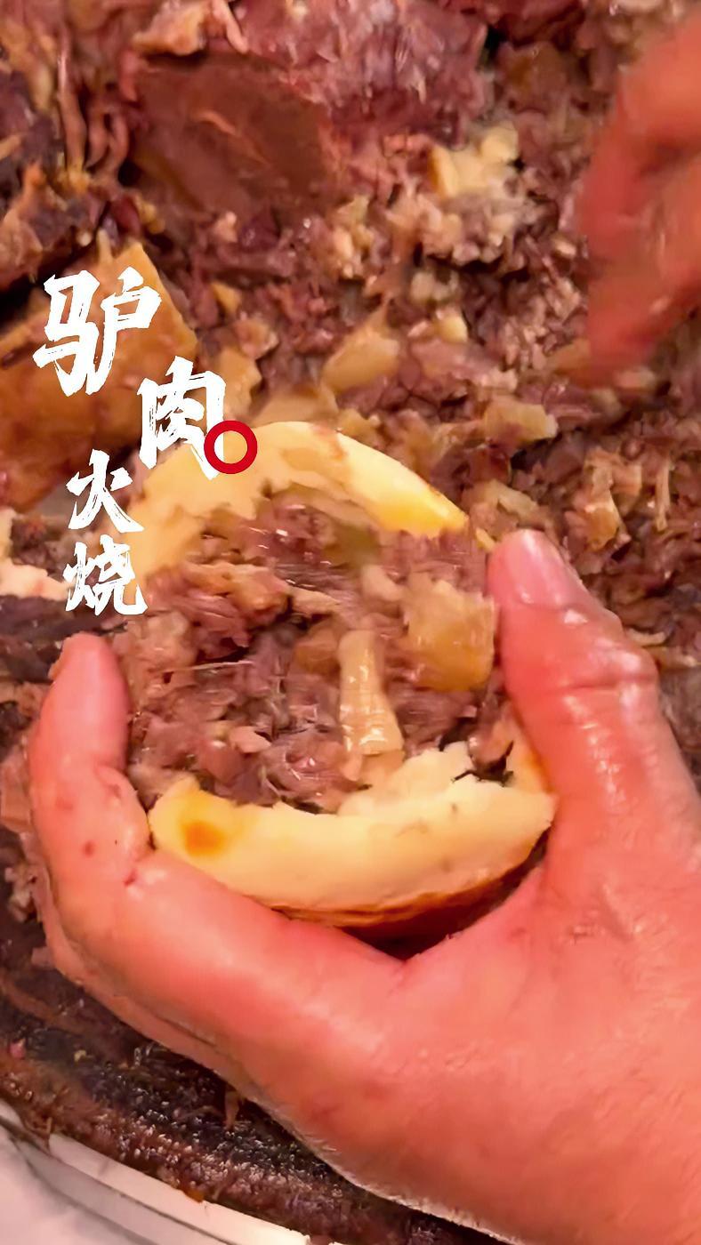 早安!今天早餐吃驴肉火烧,再配一碗白菜豆腐汤～每一口都是对生活的热爱 我的365道早餐 早