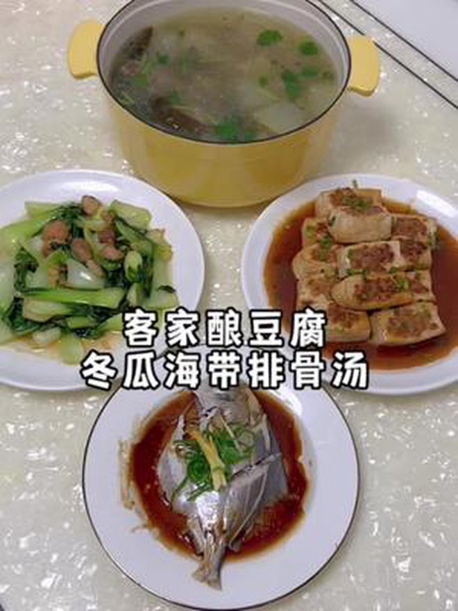 今天给全家人安排了清热消暑的冬瓜海带排骨汤,还有儿子点的客家酿豆腐～城哥又干了一大碗饭