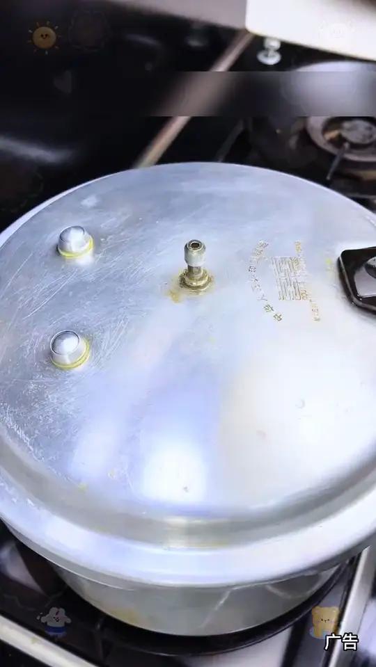 今天分享一道我们全家人都爱喝的海带头筒子骨汤的做法,汤鲜味美,营养又好喝!海带头筒骨汤海带