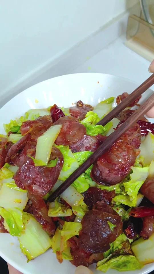 冬天的腊肠和白菜!真的太配啦～