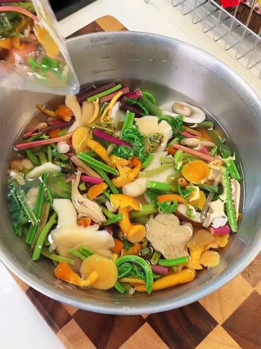 过年的餐桌上也不能全是大鱼大肉,做一道这样的炒山野菜,鲜香滑嫩,鲜美好吃