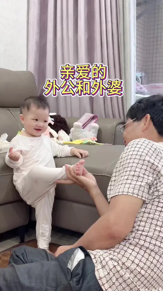 小虎牙和小汤圆有慈祥外公外婆疼爱，真是幸福宝贝！