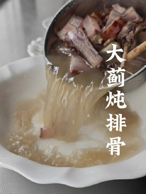 「这样炒野菜能把人香迷糊」记忆里总有一种味道,让你一直眷念。大家还记得小时候爸妈采完野菜都