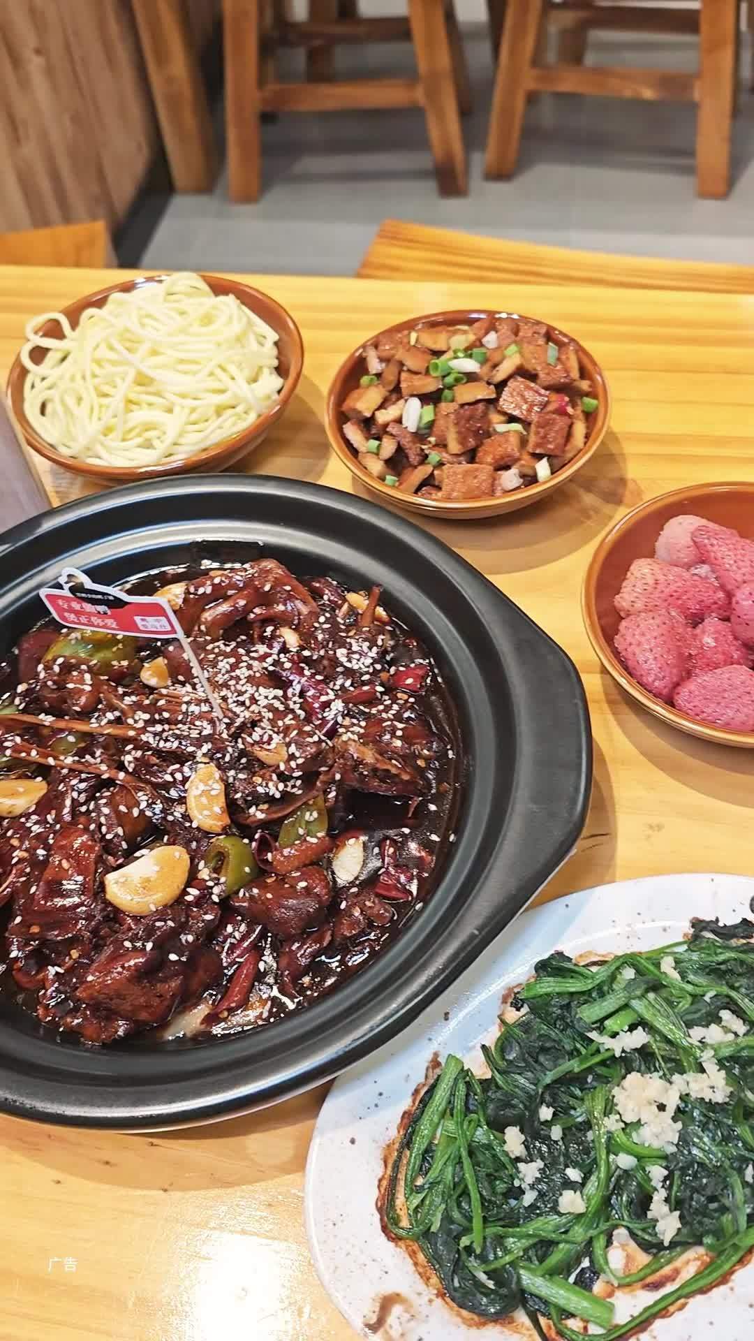 庄里超正宗的黑鸭煲!真的过瘾!黑鸭煲 美食 黑鸭 小吃 食材新鲜才是硬道理