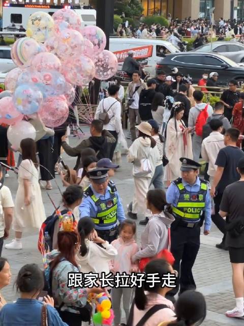 「西安 民警景区暖心提醒游客获点赞」碑林分局柏树林派出所在钟楼附近设立执勤岗位,保证大家出