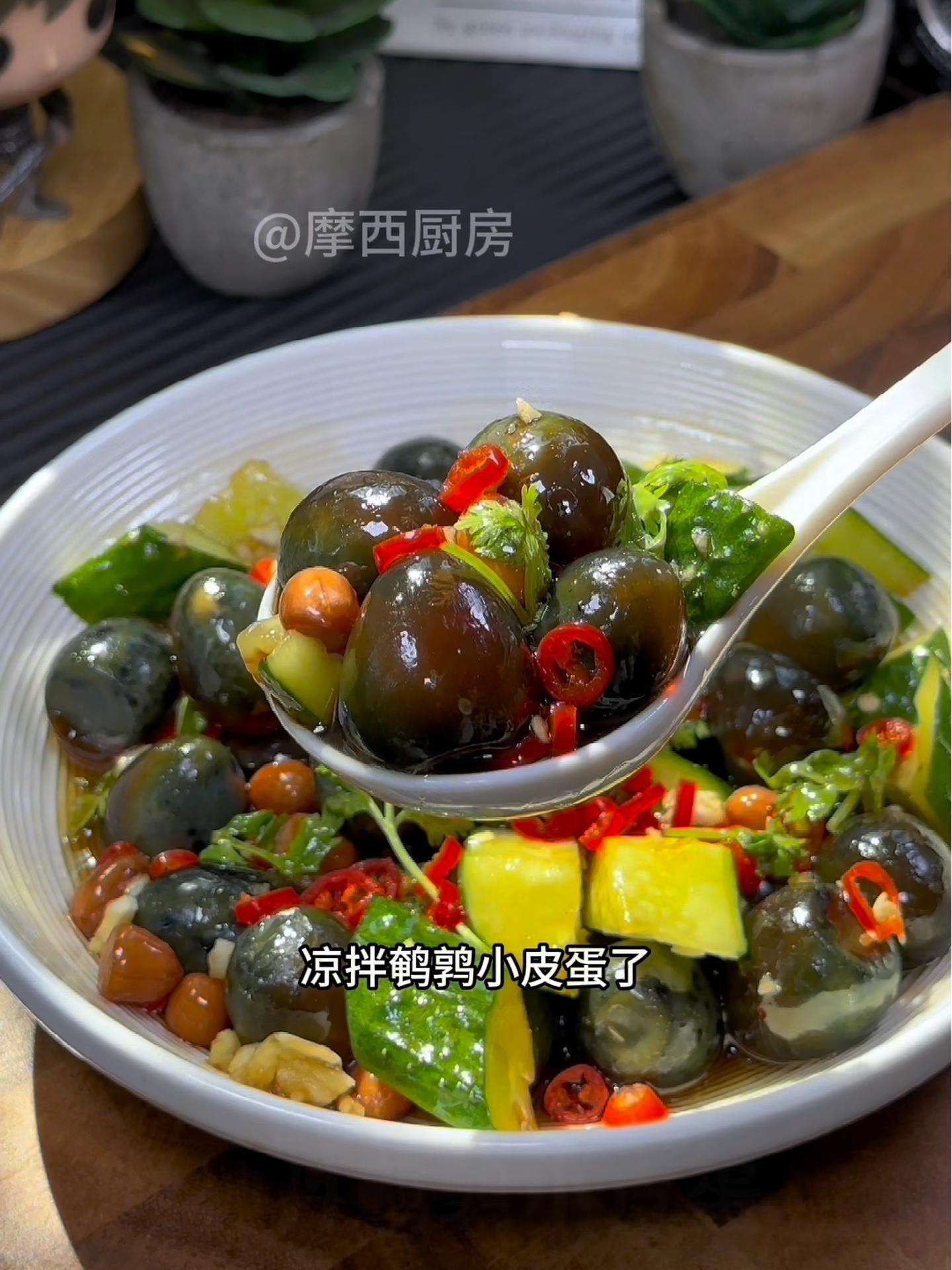 过节餐桌上,怎么少得了这道凉拌鹌鹑小皮蛋,QQ弾弾一口一个特别香,全家人都爱吃!超便宜超划