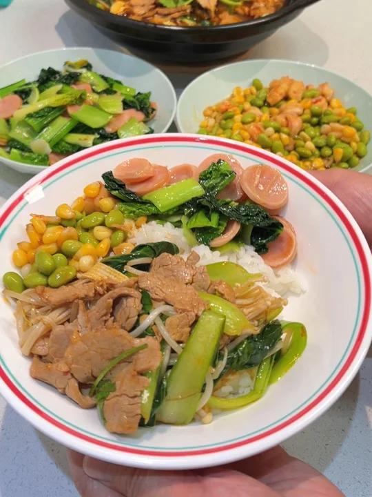 初中生的爱心晚餐:水煮肉片、豌豆玉米炒虾仁、青菜炒烤肠