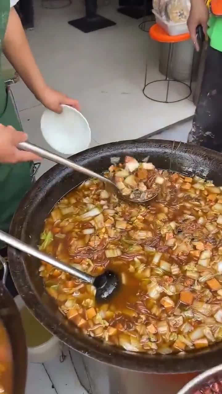山东德州网红大锅菜,5元一碗还有肉,带2个馒头,豆浆水免费喝