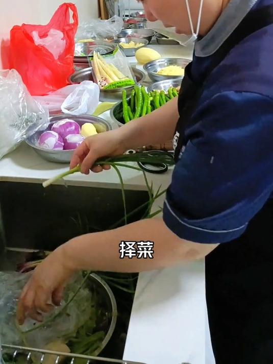 70后夫妻成都上门做菜,今天又来到新都区,给客户做一桌家宴