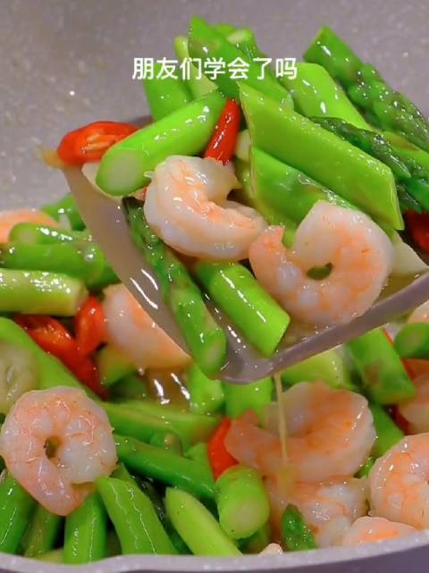 美食DIY 美食时间  一道夏日清凉菜:芦笋炒虾仁,颜色碧绿,清脆可口,吃过就忘不掉~