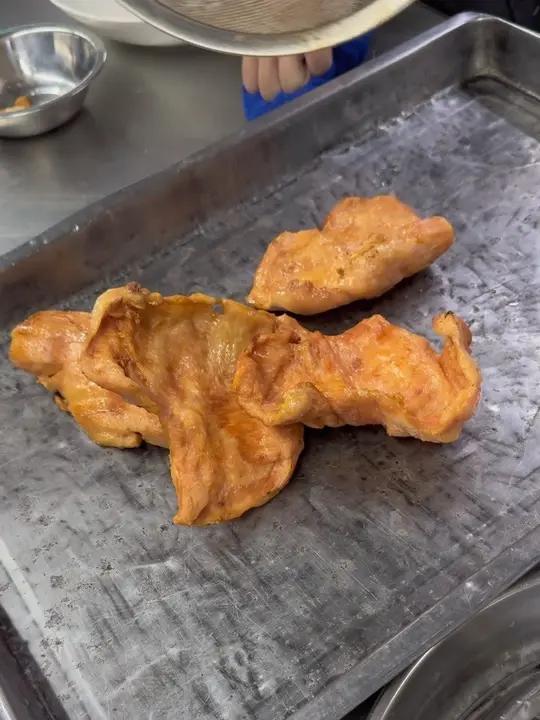 蒜香猪颈肉的腌制过程 美食教学美食视频
