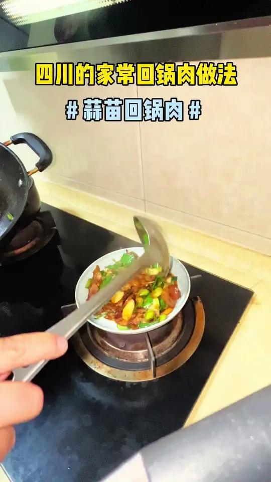 四川回锅肉的家常做法，好吃得很 最近老刷到外地人教大家做回锅肉，今天给大家出一个我们四川的