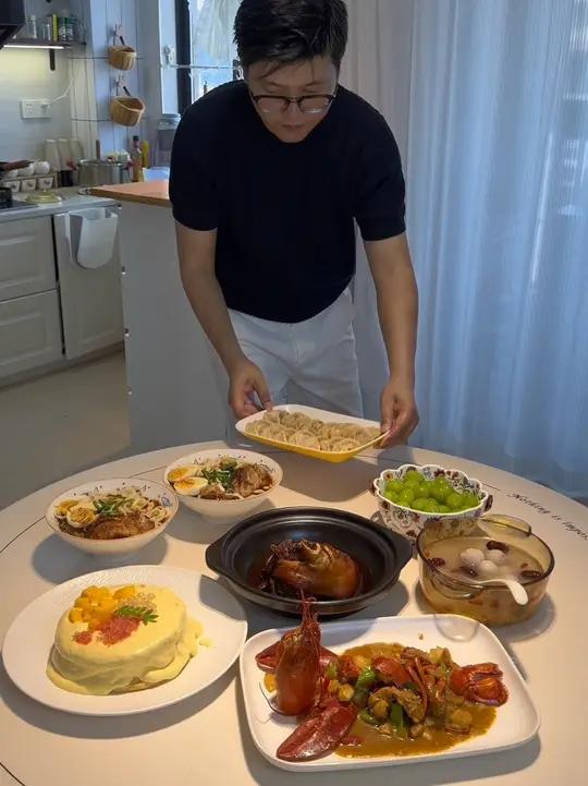 点菜点菜 今天做了两宝贝爱吃的杨枝甘露爆浆蛋糕，还有咖喱大龙虾，老婆说想吃猪肘面了，都安排