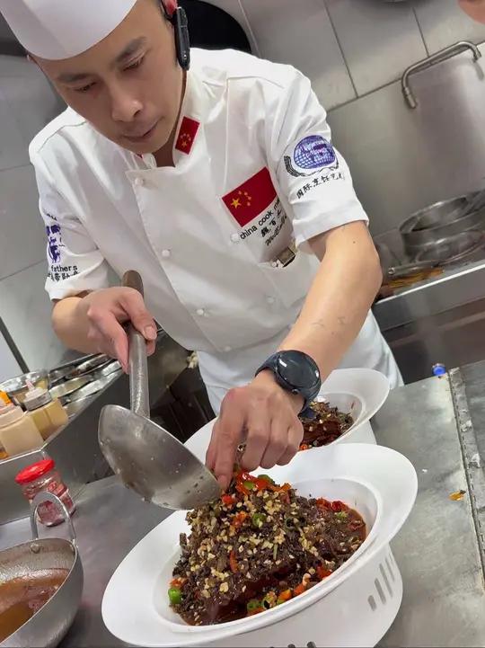 (梅干菜元宝扣肉)主料:精品五花肉辅料:梅干菜 调料:梅菜扣肉配方:生抽3两,叉烧酱5两,