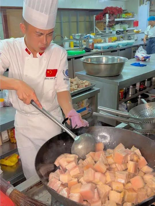山楂红烧肉:精五花肉 30斤,古越龙山花雕酒5瓶三年,李锦记排骨酱3瓶,美极鲜味汁 200