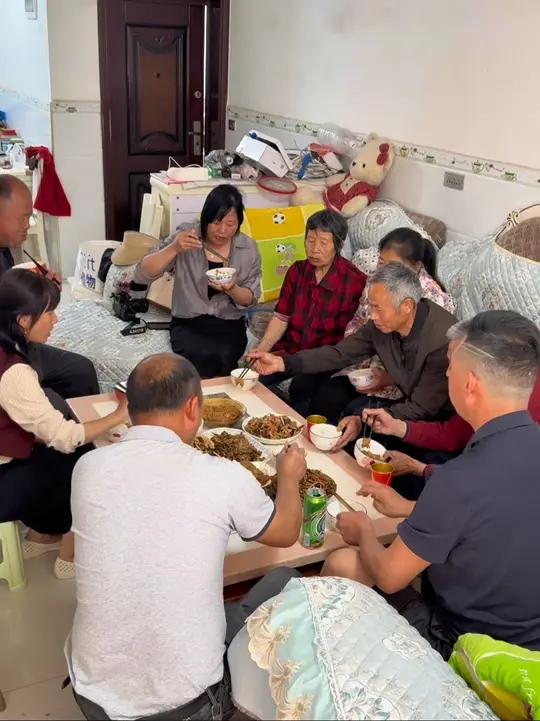 上街赶集包皮蛋，中午又到外婆家小聚一下，浓浓的亲情让人羡慕