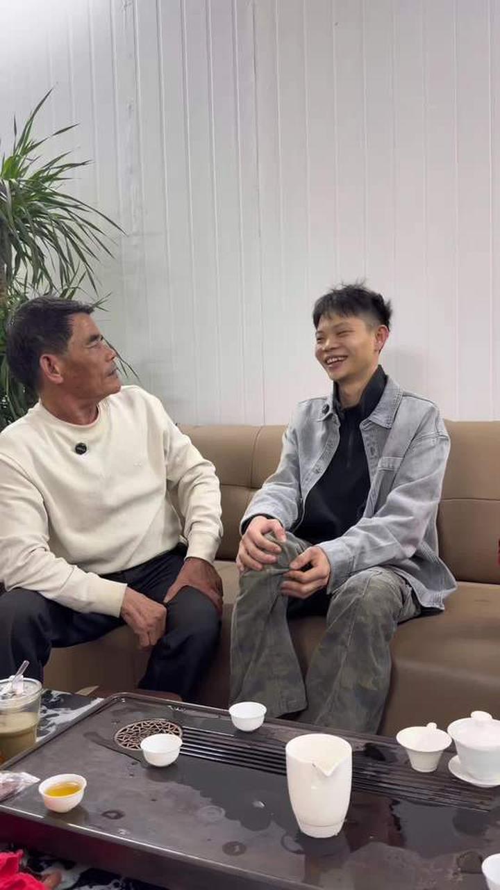 创新阿伯最拿手的不是鸡煲，而是看相